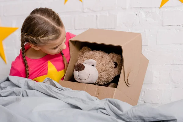 Kid Met Vlechten Kijken Teddybeer Kartonnen Helm — Stockfoto