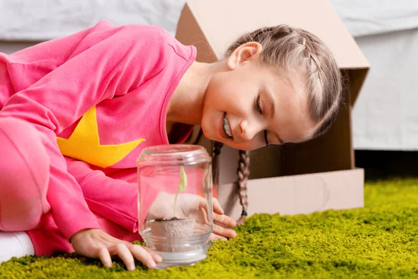 Niño Sonriente Mirando Planta Frasco Vidrio Con Interés —  Fotos de Stock