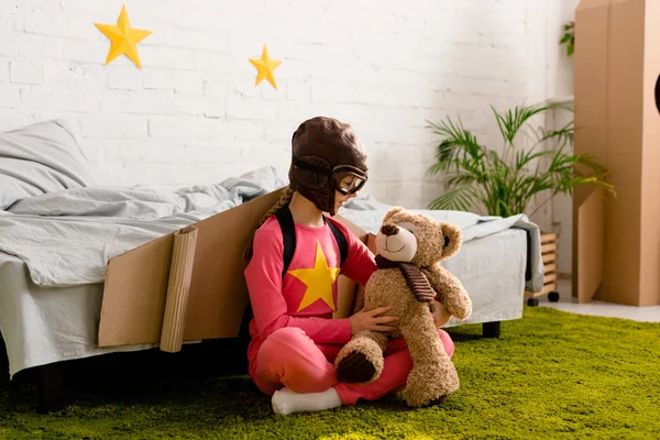 Adorable Niño Sentado Alfombra Mirando Osito Peluche — Foto de Stock