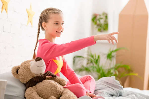 Niño Sonriente Con Oso Peluche Señalando Con Dedo —  Fotos de Stock