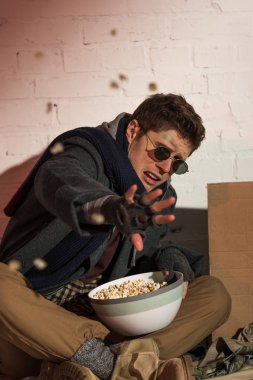 Pop corn kase kamera üzerinden atma kızgın evsiz adam
