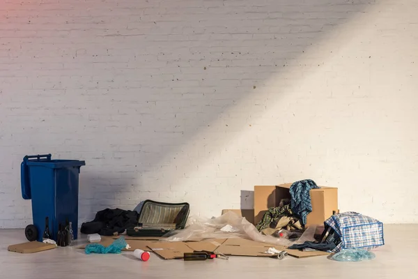 Blauer Mülleimer Und Müllkippe Auf Backsteinmauer Hintergrund — Stockfoto