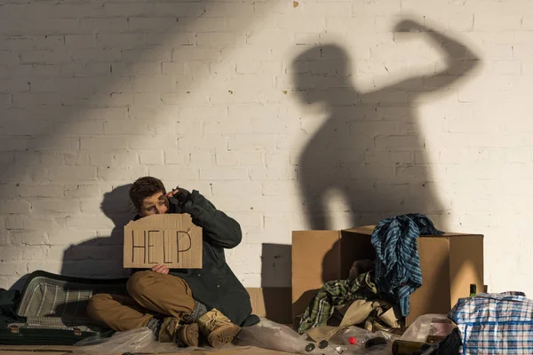 Asustado Hombre Sin Hogar Sosteniendo Tarjeta Con Letras Ayuda Mientras — Foto de Stock