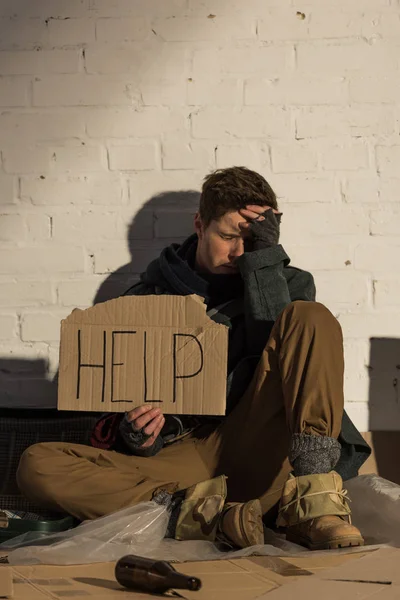 Despaired Homeless Man Sitting Brick Wall Holding Piece Cardboard Help — Stock Photo, Image