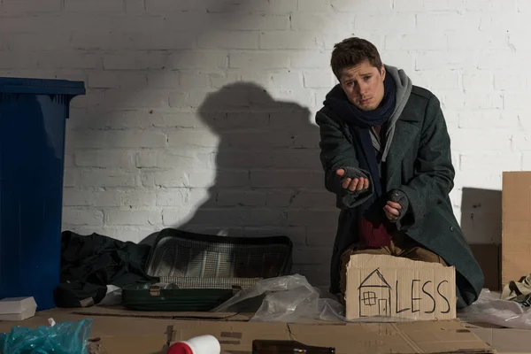 Obdachloser Bettler Sitzt Auf Müllhalde Weißer Ziegelwand — Stockfoto