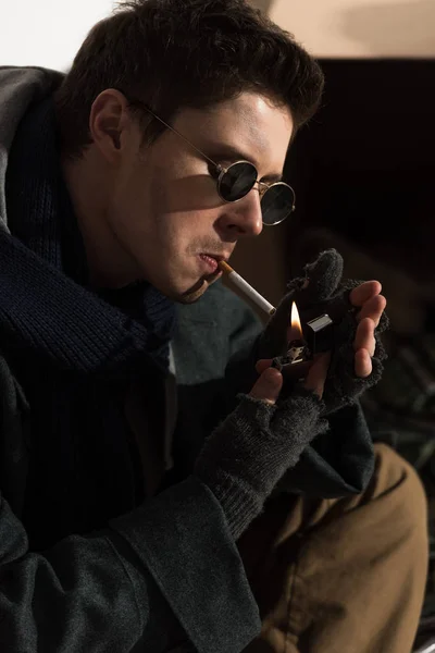 Dakloze Man Vingerloze Handschoenen Verlichting Sigaret — Stockfoto