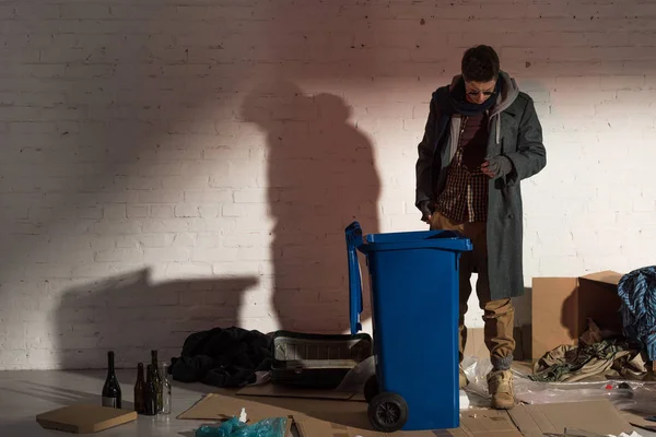 Homeless Man Standing Garbage Container Surrounded Rubbish — Stock Photo, Image