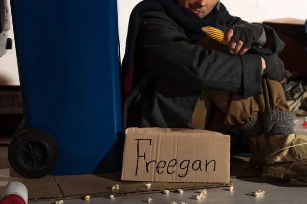 Bijgesneden Weergave Van Dakloze Man Zitten Buurt Van Prullenbak Container — Stockfoto