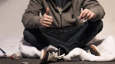 seçici odak paketi esrar holding ve başparmak gösterilmesini bağımlılık insanın