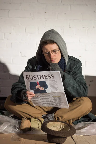 Homeless Man Glasses Attentively Reading Business Newspaper — Stock Photo, Image