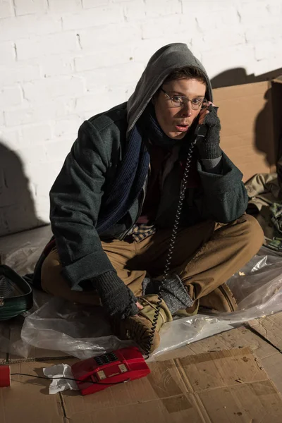 Hombre Sin Hogar Capucha Gafas Mueca Mientras Utiliza Teléfono Vintage — Foto de Stock