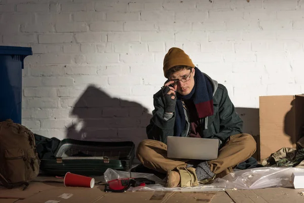 Homeless Man Using Laptop While Sitting Surrounded Rubbish — Stock Photo, Image