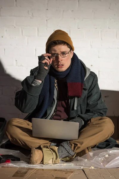 Homeless Man Correcting Glasses While Using Laptop — Stock Photo, Image