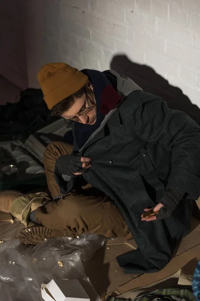 无家可归的乞丐从口袋里得到硬币 — 图库照片