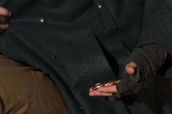 Kısmi Görünümünü Evsiz Dilenci Adam Cebinden Paralar Elde — Stok fotoğraf