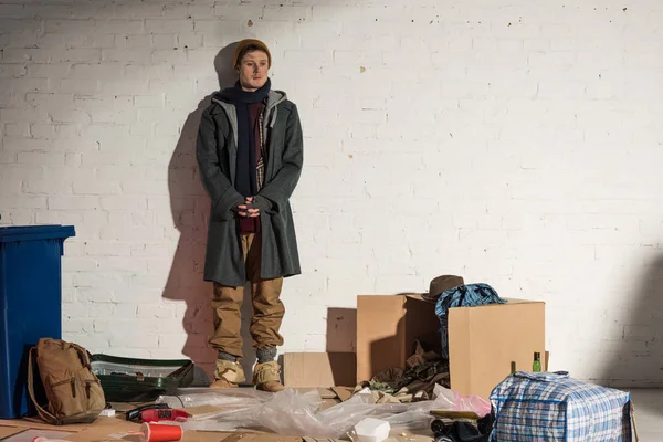 Homeless Man Standing White Brick Wall Rubbish Dump — Stock Photo, Image