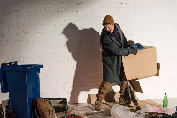 Sans Abri Colère Tenant Boîte Carton Avec Poubelle — Photo