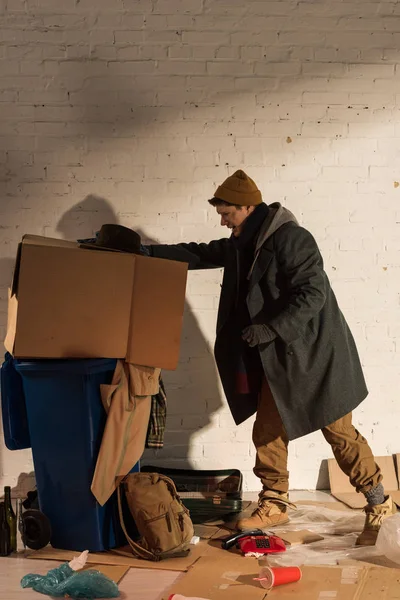 Obdachloser Bettler Schiebt Karton Mit Müll Müllcontainer — Stockfoto