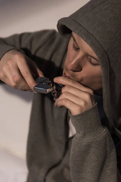 Foco Seletivo Homem Viciado Raio Cachimbo Fumar — Fotografia de Stock