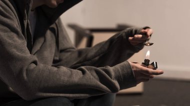 bir kaşık daha hafif eroin ile kaynama narcomaniac adam kısmi görünümü