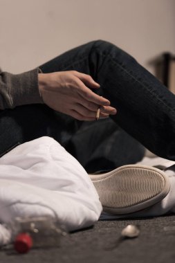 seçici odak tutarak keş adamın Esrar sigara haddelenmiş 