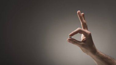 erkek holding yastık kısmi görünümü gri arka plan üzerinde  