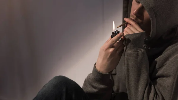 Narkoman Muž Kápi Zesvětlení Válcované Marihuanovou Cigaretu — Stock fotografie