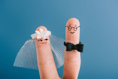 Gelin ve damat mavi izole olarak mutlu parmak kırpılmış görünümü