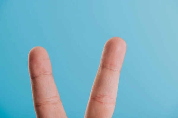 Обрізаний Вид Пальців Знаком Перемоги Ізольовано Синьому — стокове фото