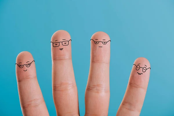 青に分離された眼鏡で人間の指のトリミング ビュー — ストック写真