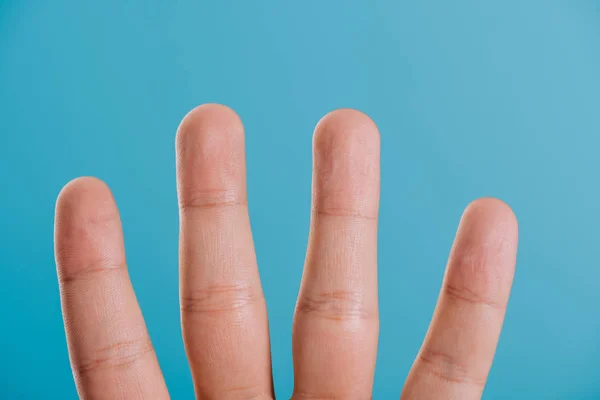Обрезанный Вид Человеческих Пальцев Изолированных Голубом — стоковое фото