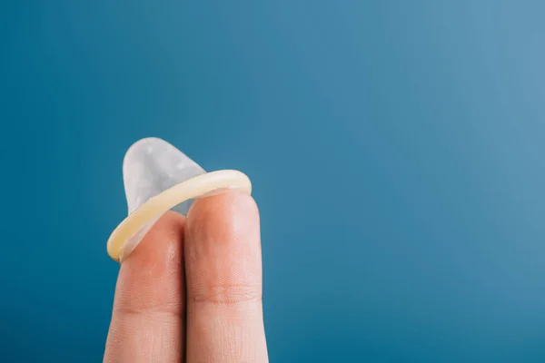 Обрезанный Вид Двух Пальцев Презервативом Изолированный Синий Концепция Контрацепции — стоковое фото