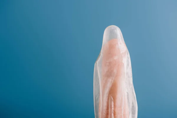 Oříznutý Pohled Prstu Kondomem Izolované Modré Koncept Antikoncepce — Stock fotografie