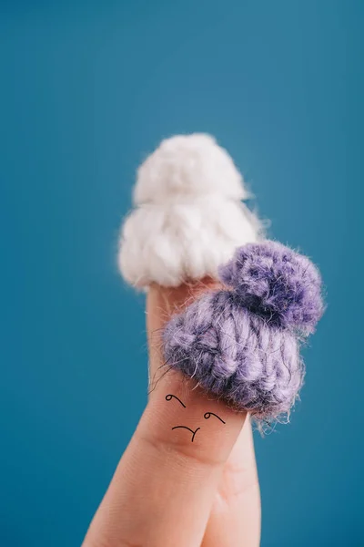 Vista Cortada Dedos Como Casal Confuso Chapéus Malha Isolados Azul — Fotografia de Stock