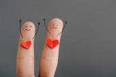 a boldog pár ujjak szívvel elszigetelt szürke, Valentin-nap koncepció levágott nézet