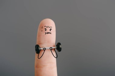 terli sporcu ile gri izole halter egzersiz olarak parmak kırpılmış görünümü