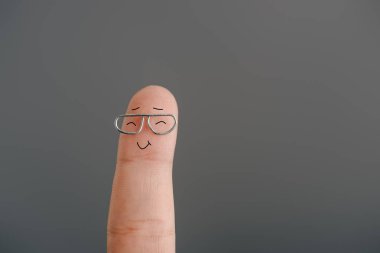 gri izole gözlük mutlu parmak kırpılmış görünümünü