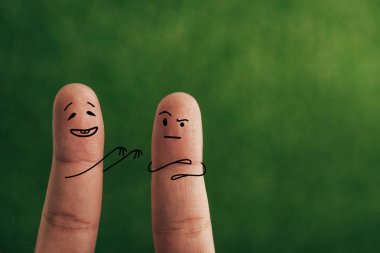 endişeli ve aptal parmakları kırpılmış görünümünü yeşil