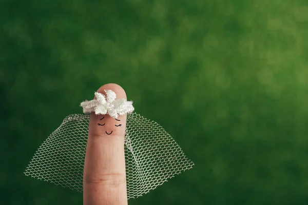 Обрезанный Вид Пальца Виде Улыбающейся Невесты Зеленом — стоковое фото