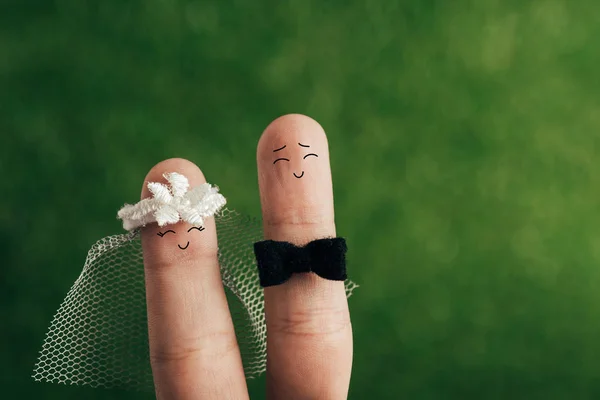 Abgeschnittene Ansicht Eines Lächelnden Hochzeitspaares Mit Fingern Auf Grün — Stockfoto