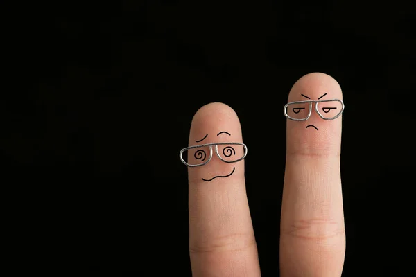 Vista Recortada Los Dedos Frustrados Gafas Aisladas Negro — Foto de Stock