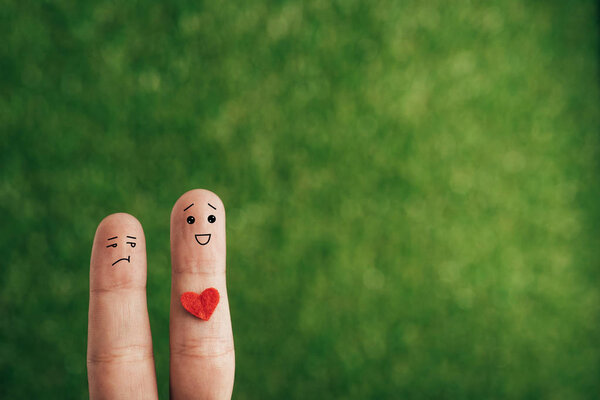 обрезанный вид пары пальцев с сердцем, изолированным на голубом
