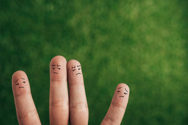 частичный взгляд недовольных пальцев в плохом настроении на зеленый
