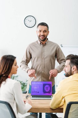 ekran yatırımcılara Office Web sitesinde alışveriş web ile dizüstü bilgisayara parmakları ile işaret Danışmanı