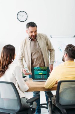 seçici odak iki office içinde laptop ekranında sportsbet online web sitesi ile parmak ile işaret Danışmanı