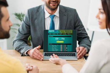 seçici odak iki office içinde laptop ekranında sportsbet online web sitesi ile parmak ile işaret Danışmanı