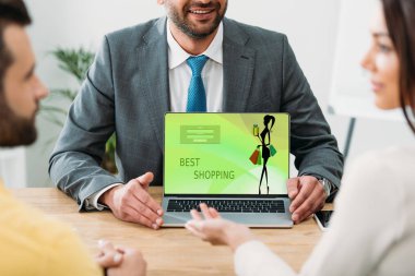 Tablo ve laptop ekran Web sitesi office yatırımcılar ile alışveriş en iyi ile oturan Danışmanı kırpılmış görünümü