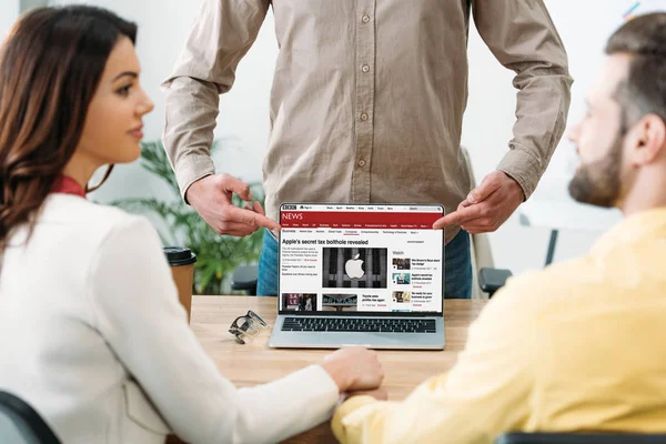 Selectieve Aandacht Van Adviseur Naar Paar Kantoor Met Vingers Laptop — Stockfoto