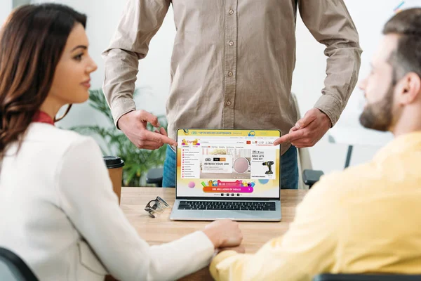 Enfoque Selectivo Asesor Apuntando Con Los Dedos Computadora Portátil Con — Foto de Stock