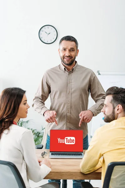 Adviseur Wijzen Met Vingers Laptop Met Youtube Website Scherm Man — Stockfoto